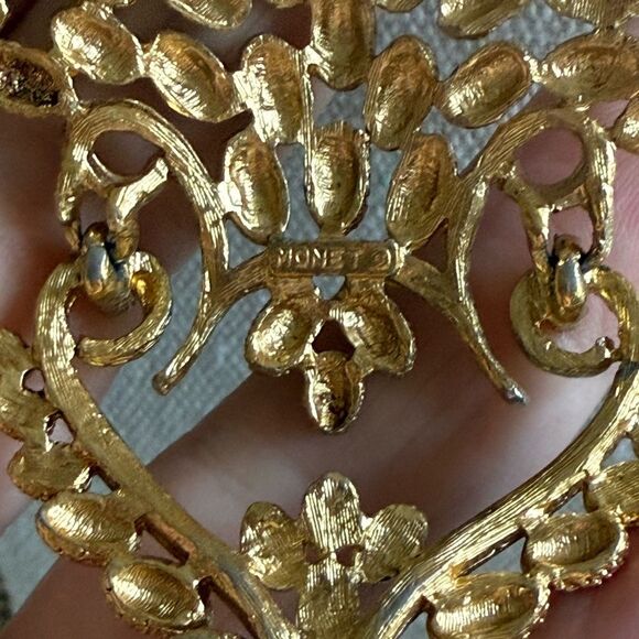 Vintage Monet 1975 Felice Series Gold Tone Necklace with Pendant. Book Piece. - Picture 7 of 7